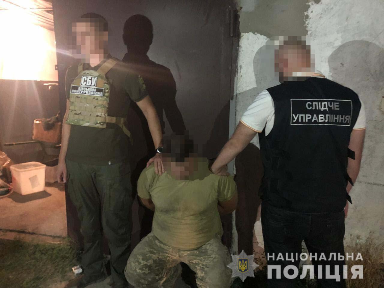 В Одесі затримано військовослужбовця, який збував наркотики в обмін на нелегальну зброю